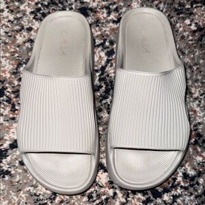 CALIA by Carrie Underwood Light Gray Slide Sandals
